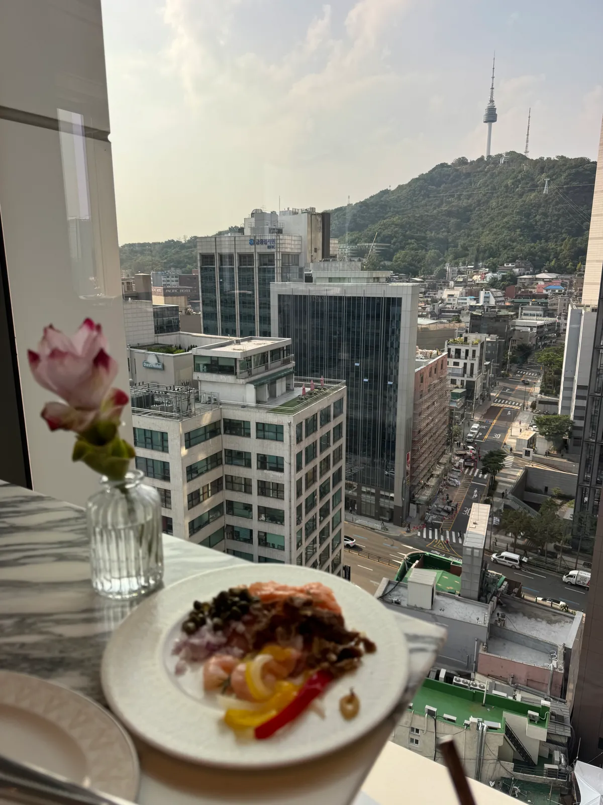 明洞艾美酒廊輕食拼盤與南山首爾塔窗景