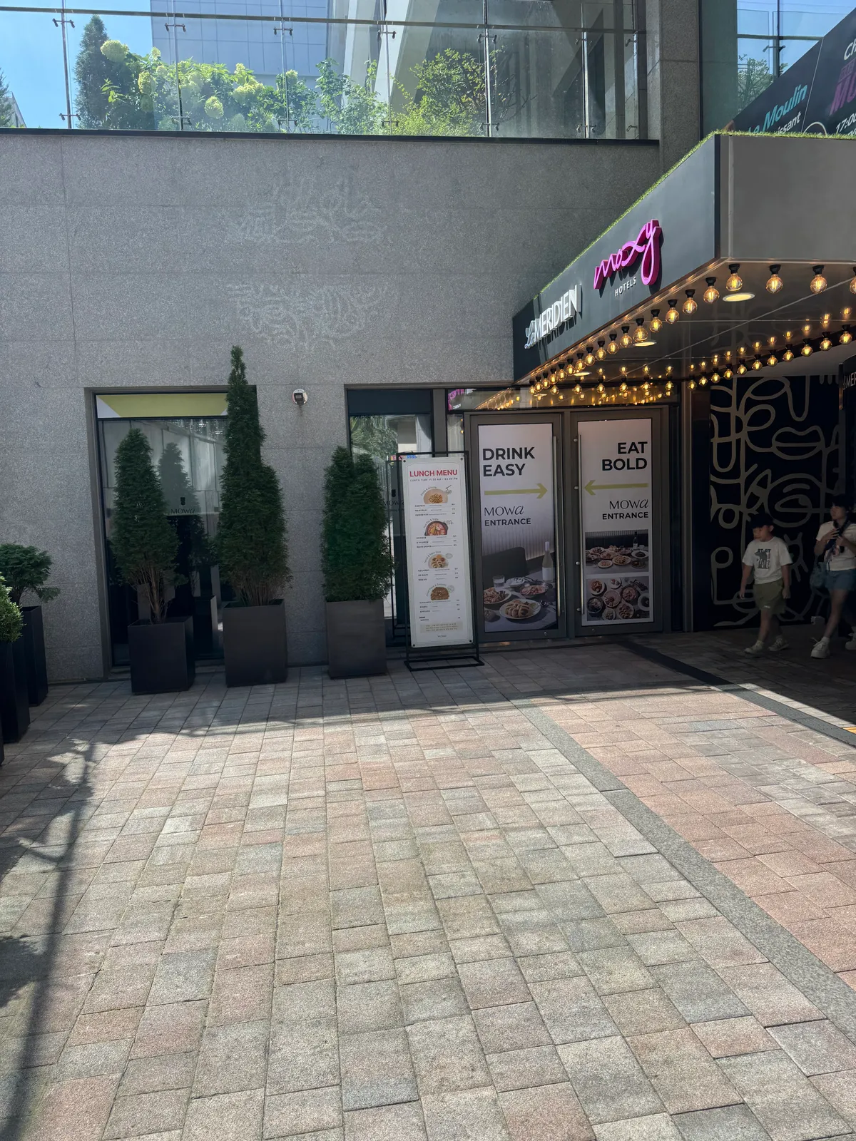 明洞艾美與 Moxy 明洞共用建築入口街景